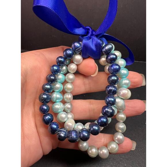 Set of three freshwater pearl shades of blue stretch bracelets - Picture 9 of 10